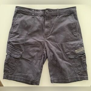 Unionbay cargo shorts size 34. Excellent condition.